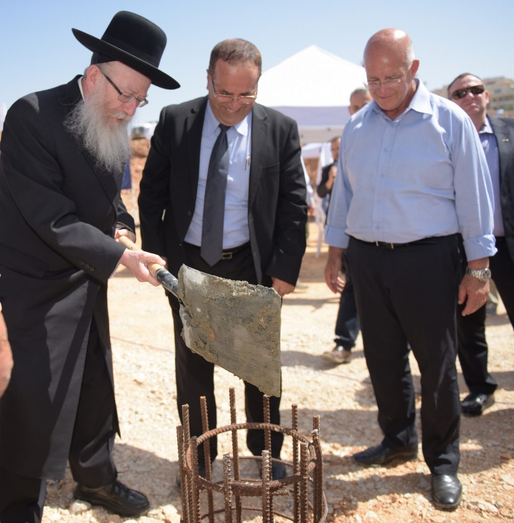 שר הבריאות ליצמן: "אפעל להקמת בית ספר לרפואה באריאל"