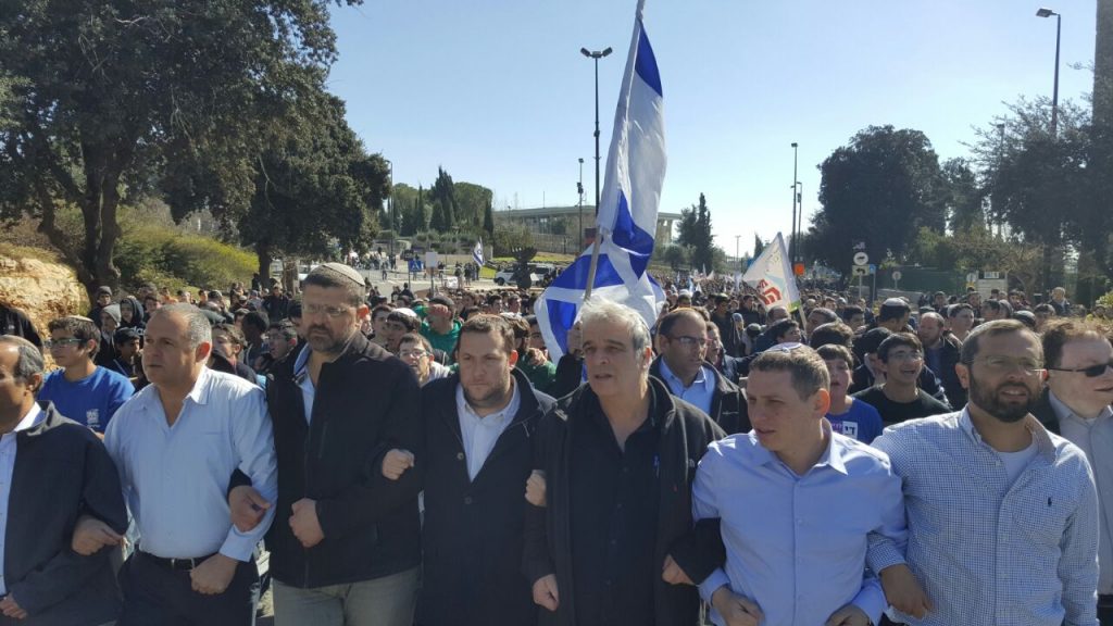 התקפה על שרי הימין בעצרת למען עמונה: "נבחרתם לשלוט. לא כדי לתת תירוצים"
