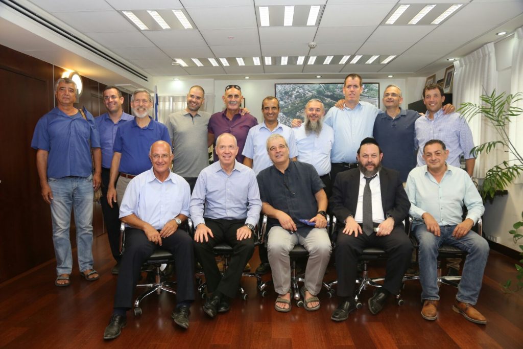 גלנט בהרמת כוסית עם ראשי מועצת יש"ע :״אני מקווה שנצליח למצוא את הפתרון הנכון לשכונת ״דרך האבות״.