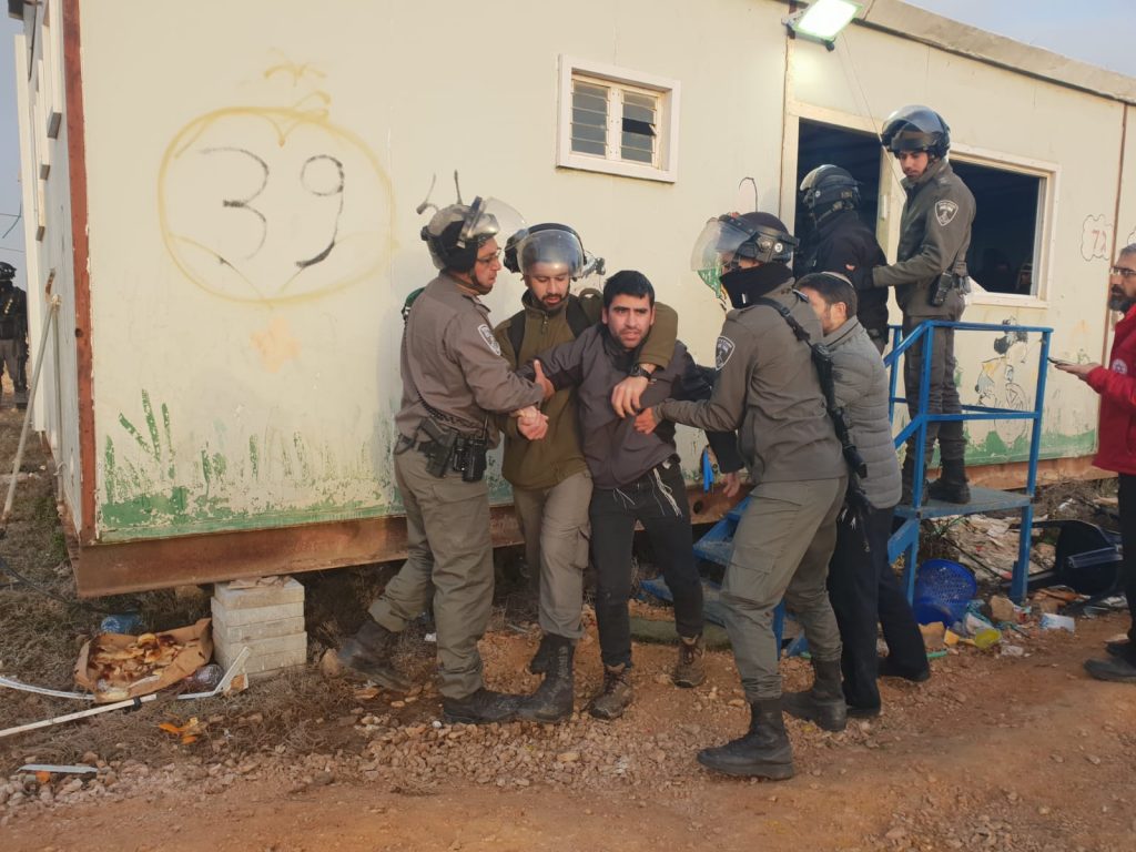 לפנות בוקר החל פינוי הישוב עמונה פינוי מאחז עמונה