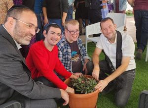 בשיא הלחימה: לראשונה נפתח בשומרון מרכז יום "פרח" לבוגרים עם מוגבלויות