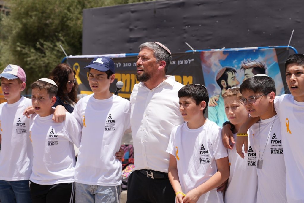 מרגש: תלמידי ישיבת אמית ברוכין סיימו מסכת בבא בתרא בכיכר החטופים